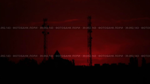 Силуэты двух телекоммуникационных башен в багряном свете на горизонте после заката. Стоковое видео, видеограф Цыбин Вадим / Фотобанк Лори