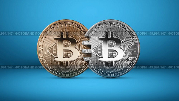 Silver and gold bitcoin coins on a blue background.The concept of blockchain technology and money transfers. Mastercard analog concept. Conceptual image for crypto currency market. Can be used for video or site cove. Silver and gold bitcoin coins on a blue background money transfer concept. Стоковое фото, агентство Ingram Publishing / Фотобанк Лори