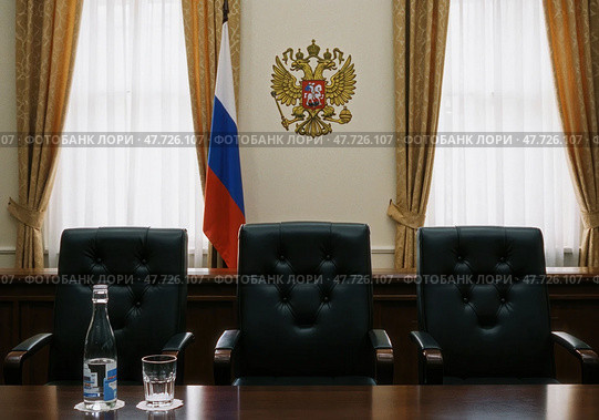 Символика Российского государства в зале судебного заседания, где правопорядок обеспечивается с помощью справедливости и закона. Стоковое AI-изображение, AI-художник Сергей Никифоров-Гордеев / Фотобанк Лори