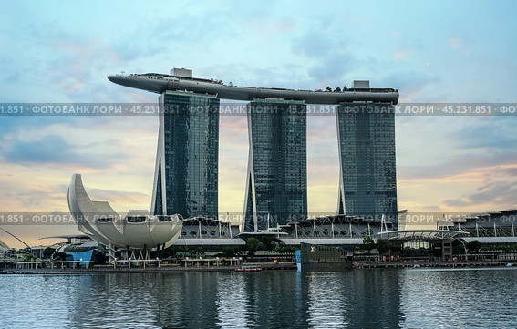 Singapore, 24 January 2024: Marina Bay Sands. Singapore symbol, stands proudly in skyline of Marina Bay. striking architecture, with three connected towers and unique rooftop, iconic landmark. Редакционное фото, фотограф Павел Муравьев / Фотобанк Лори