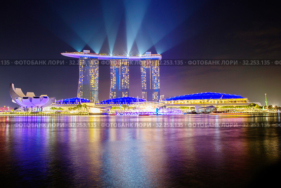Сингапур. Отель "Марина Бэй Сандс". Лазерное шоу на набережной Marina Bay вечером (2018 год). Редакционное фото, фотограф Галина Савина / Фотобанк Лори