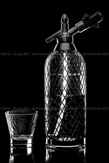 siphon with soda copulation on the table on a black background with an empty Cup. Стоковое фото, агентство Ingram Publishing / Фотобанк Лори