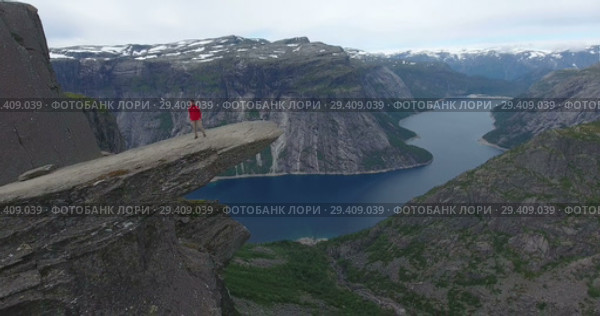 Скала Язык Тролля (Trolltunga), выступающая над фьордом в горах. Одда (Odda). Норвегия (2018 год). Редакционное видео, видеограф Кекяляйнен Андрей / Фотобанк Лори