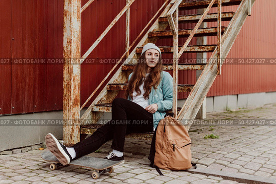skater girl urban sitting stairs long view. Стоковое фото, агентство Ingram Publishing / Фотобанк Лори