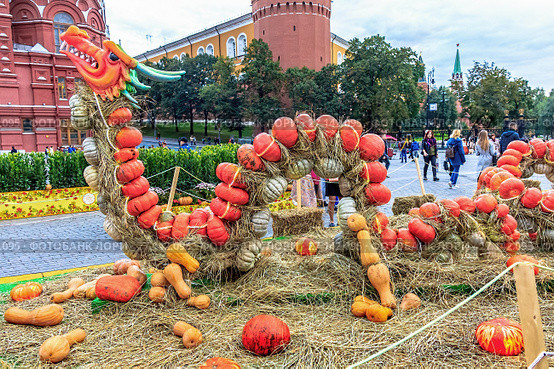 Сказочный дракон из тыкв у стен Кремля на Манежной площади. Фестиваль "Золотая осень" из цикла "Московские сезоны". Москва (2017 год). Редакционное фото, фотограф Владимир Сергеев / Фотобанк Лори