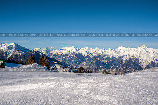 Ski slope in the Swiss Alps (2010 год). Стоковое фото, фотограф Юлия Бабкина / Фотобанк Лори