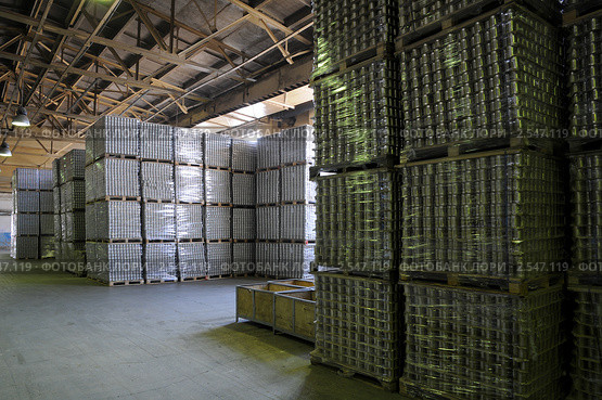 Склад готовой продукции- жестяные банки для консервов. Стоковое фото, фотограф Федор Королевский / Фотобанк Лори