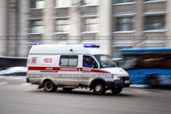 Скорая помощь спешит к больному по центральной улице города Москвы, Россия (2021 год). Редакционное фото, фотограф Николай Винокуров / Фотобанк Лори