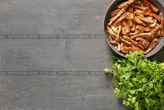 Сковорода с кусочками вкусной говядины на сером фоне. Стоковое фото, фотограф Pixel_shot / Фотобанк Лори