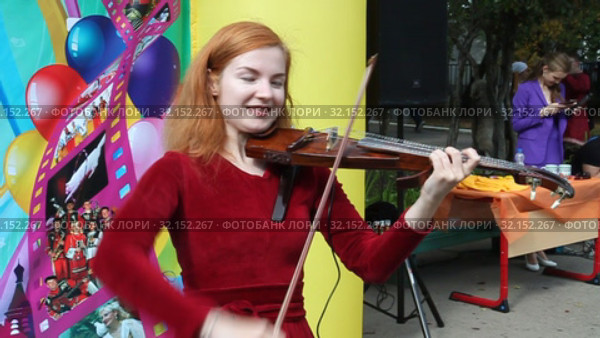 Скрипачка Алиса Бендер выступает на празднике города. Москва (2019 год). Редакционное видео, видеограф Сергей Соболев / Фотобанк Лори