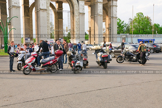 Скутеристы перед входом на ВВЦ (ВДНХ) (2012 год). Редакционное фото, фотограф Алёшина Оксана / Фотобанк Лори