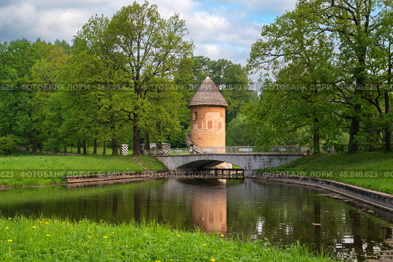 Slavyanka River and the Pill Tower Bridge in the Pavlovsky Palace and Park Complex on a summer day, Pavlovsk, Saint Petersburg, Russia. Редакционное фото, фотограф Ula Ulachka / Фотобанк Лори