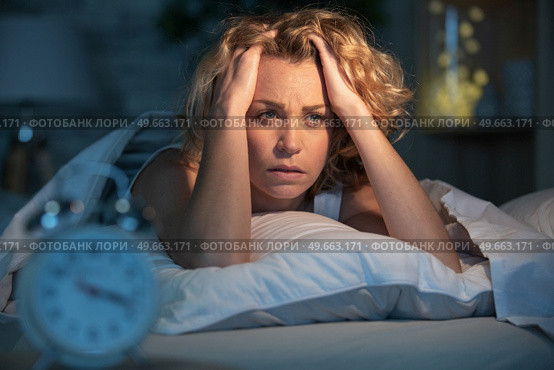 sleepless and desperate beautiful caucasian woman awake at night. Стоковое фото, агентство Ingram Publishing / Фотобанк Лори
