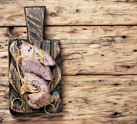 sliced baked beef meat on a kitchen cutting board. schnitzel on kitchen cutting board. Стоковое фото, агентство Ingram Publishing / Фотобанк Лори