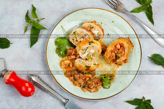 Sliced baked clams, squid stuffed with rice and nettle on a light grey background. Korea food.. Baked calamary with rice, BBQ squid. Стоковое фото, агентство Ingram Publishing / Фотобанк Лори