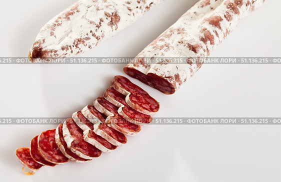 Sliced Catalan dry cured sausage Fuet. Стоковое фото, фотограф Яков Филимонов / Фотобанк Лори