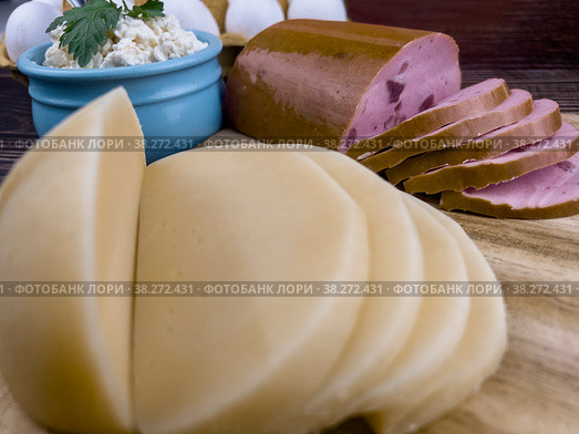 Sliced gastronomic products on a wooden table in close-up. Стоковое фото, фотограф Ярославский Максим / Фотобанк Лори