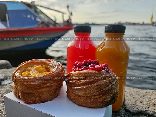 Слоеная выпечка и ягодные морсы. Стоковое фото, фотограф Марина Володько / Фотобанк Лори
