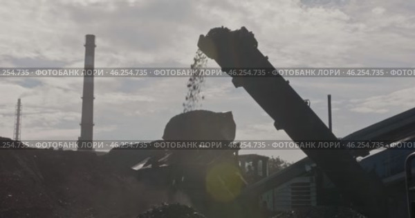 Slow motion mechanical coal grading. Machine for mechanical sorting of bulk materials into fractions. Rumble used to disperse materials such as coal, ore. Sorting and loading of anthracite. Стоковое видео, видеограф Сергей Тимофеев / Фотобанк Лори
