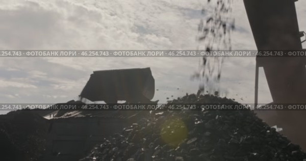 Slow motion mechanical coal grading. Machine for mechanical sorting of bulk materials into fractions. Rumble used to disperse materials such as coal, ore. Sorting and loading of anthracite. Стоковое видео, видеограф Сергей Тимофеев / Фотобанк Лори