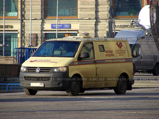 Служба инкассации Московского кредитного банка на Манежной площади в Москве (2015 год). Редакционное фото, фотограф lana1501 / Фотобанк Лори