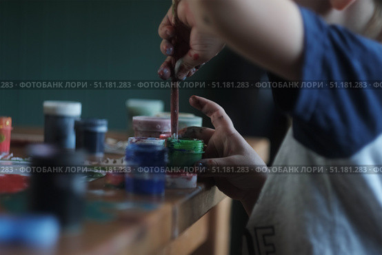 Small child draws with paints on white paper. Стоковое фото, фотограф Маргарита Кирьякова / Фотобанк Лори