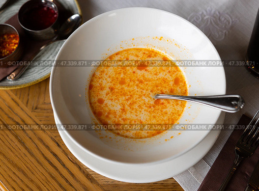 Small portion of traditional Bulgarian first course, shkembe chorba, is served in deep plate. Стоковое фото, фотограф Яков Филимонов / Фотобанк Лори
