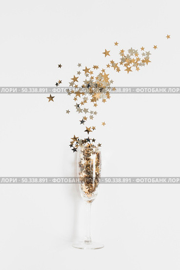 small spangles scattered from glass table. Стоковое фото, агентство Ingram Publishing / Фотобанк Лори