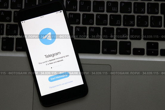 Смартфон лежит на клавиатуре ноутбука на экране которого светится приложение telegram 18 June 2020. Редакционное фото, фотограф Кузнецов Максим / Фотобанк Лори