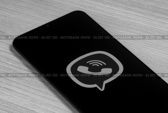 Смартфон с логотипом приложения Viber (2020 год). Редакционное фото, фотограф Павел Сапожников / Фотобанк Лори