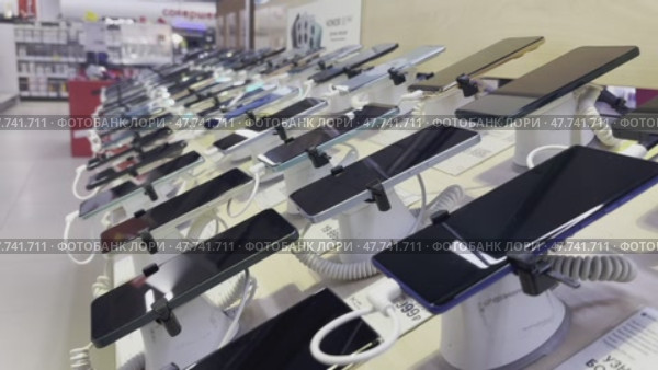 Smartphones on a window in an electronics store. Стоковое видео, видеограф Igor Skripachev / Фотобанк Лори