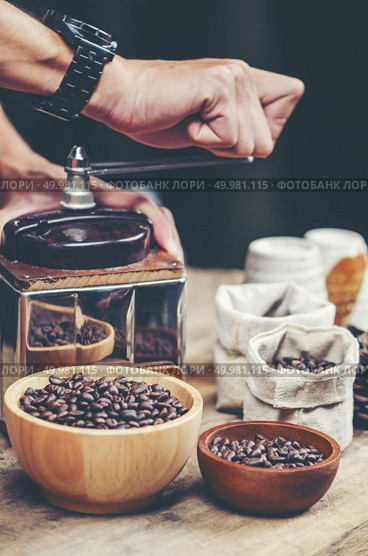 Smell of freshly grinded coffee. Стоковое фото, агентство Ingram Publishing / Фотобанк Лори