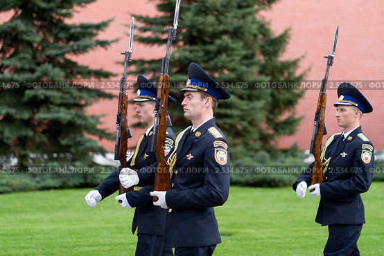 Смена караула у Вечного огня (2010 год). Редакционное фото, фотограф FotAle / Фотобанк Лори