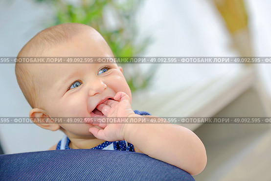 Smiling baby with fingers in mouth. Стоковое фото, агентство Ingram Publishing / Фотобанк Лори
