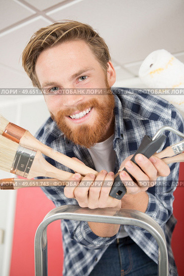 smiling fun happy man with paint brushes. Стоковое фото, агентство Ingram Publishing / Фотобанк Лори
