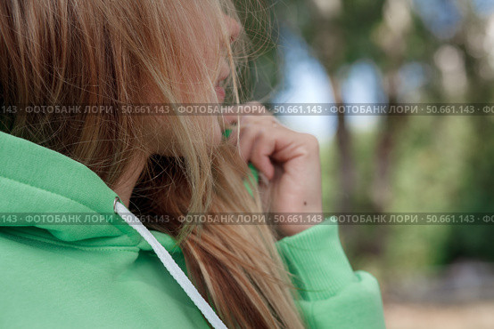 Smiling girl in green tracksuit on street looking at camera. Стоковое фото, фотограф Роготнева Виктория / Фотобанк Лори