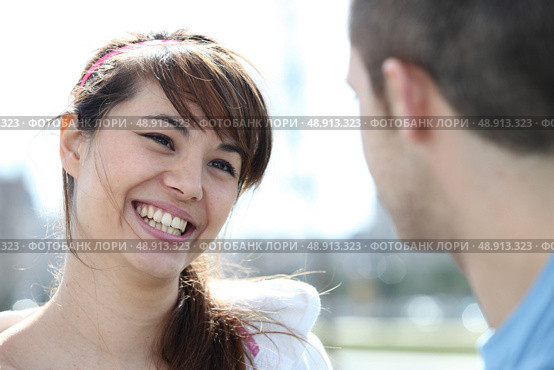 Smiling woman talking to a man. Стоковое фото, агентство Ingram Publishing / Фотобанк Лори