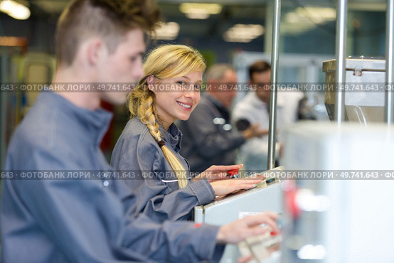 smily female worker wearing operating machine. Стоковое фото, агентство Ingram Publishing / Фотобанк Лори