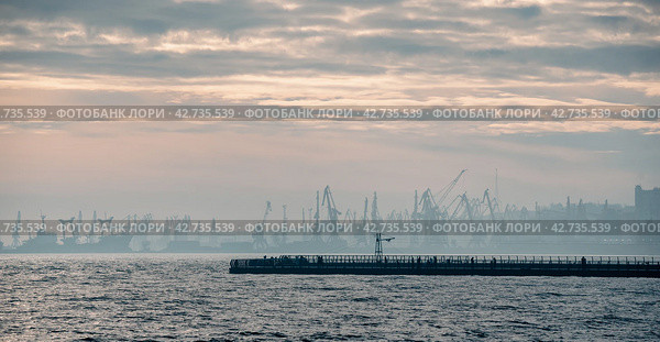 smoke after the explosion in the seaport war in Ukraine (2024 год). Стоковое фото, фотограф Артем Курутин / Фотобанк Лори