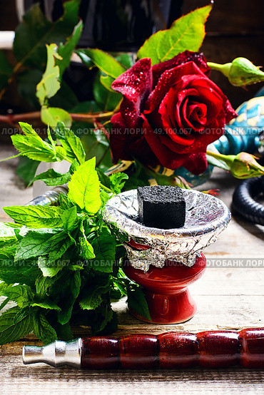Smoking hookah. Стоковое фото, агентство Ingram Publishing / Фотобанк Лори