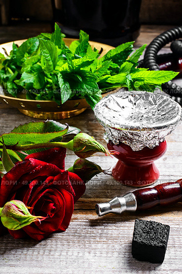 Smoking hookah. Стоковое фото, агентство Ingram Publishing / Фотобанк Лори