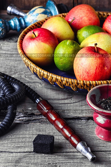 Smoking hookah and basket with apples,pomegranate and lime. Стоковое фото, агентство Ingram Publishing / Фотобанк Лори