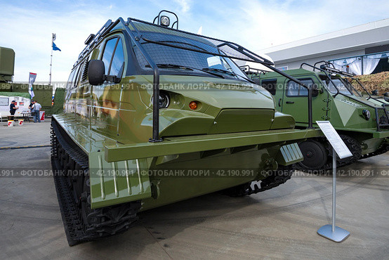 Снегоболотоход ЗЗГТ-34039 «Ирбис»  крупным планом. Экспонат международного военного форума "Армия-2022". Парк Патриот. Редакционное фото, фотограф Виктор Карасев / Фотобанк Лори