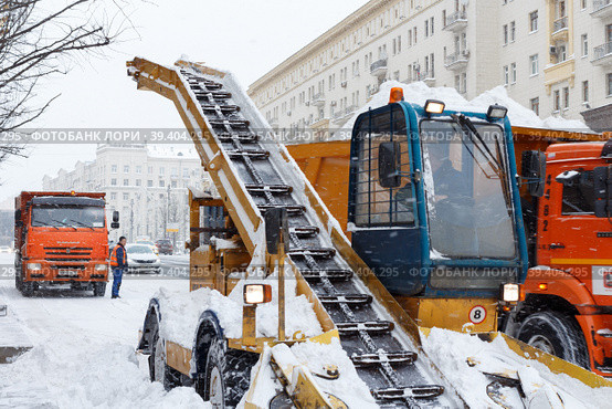 Снегоуборочная техника на зимней улице города. Москва, Россия, 13 февраля 2021 г. Редакционное фото, фотограф camucycamu / Фотобанк Лори
