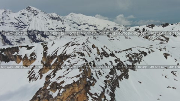 Snow Alp mountain range landscape. Стоковое видео, видеограф Михаил Коханчиков / Фотобанк Лори