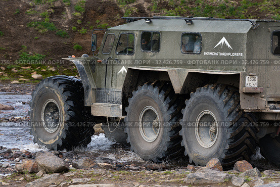 Snow and swamp extreme off-road, all-terrain vehicle Predator transportation travelers and tourists (2019 год). Редакционное фото, фотограф А. А. Пирагис / Фотобанк Лори