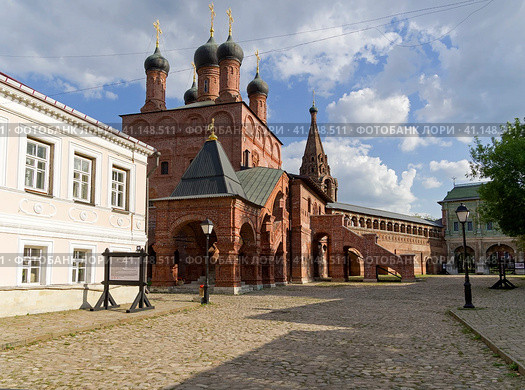Собор Успения Пресвятой Богородицы на Крутицах. Крутицкое подворье, Москва. Солнечный день в августе. (2023 год). Стоковое фото, фотограф Сергей Рыбин / Фотобанк Лори