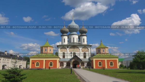 Собор Успения Пресвятой Богородицы солнечным июльским днем. Тихвинский Успенский мужской монастырь, Россия (2018 год). Редакционное видео, видеограф Виктор Карасев / Фотобанк Лори