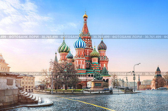Собор Василия Блаженного и ступени Лобного места. Gentle blue sky over St. Basil’s Cathedral (2019 год). Стоковое фото, фотограф Baturina Yuliya / Фотобанк Лори