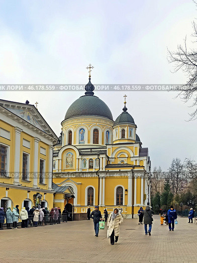 Собор Воскресения Словущего ( 1854-1856 гг. ) . Покровский ставропигиальный женский  монастырь у Покровской Заставы в Москве. Редакционное фото, фотограф stargal / Фотобанк Лори